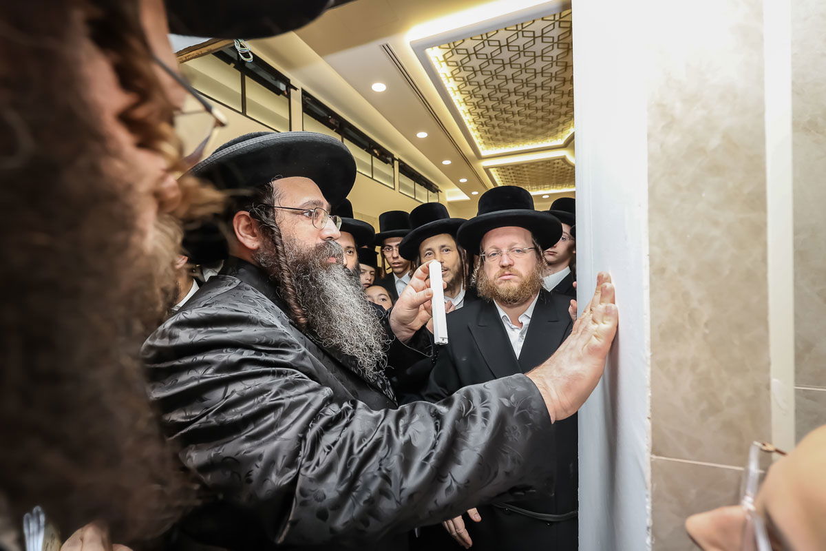 מעמד קביעת מזוזה לבית המדרש צאנז באלעד