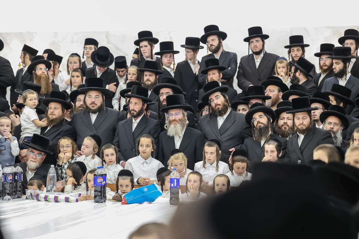 מעמד קביעת מזוזה לבית המדרש צאנז באלעד