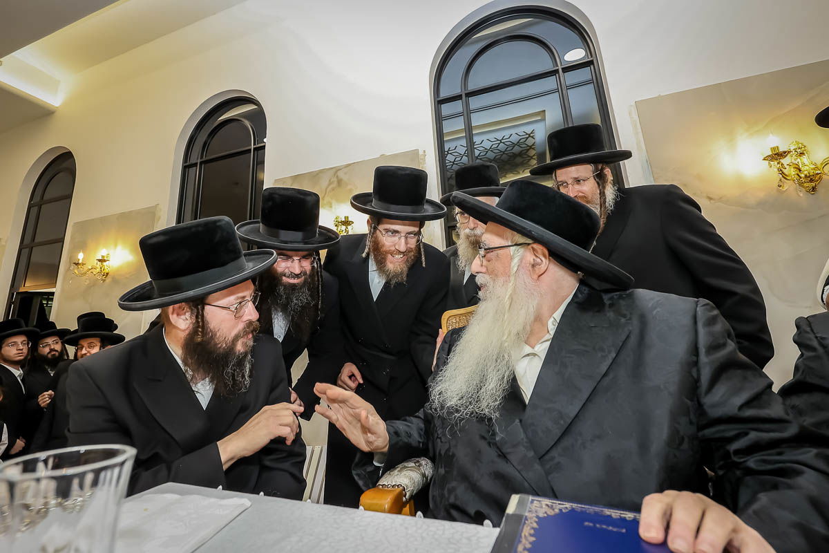 מעמד קביעת מזוזה לבית המדרש צאנז באלעד