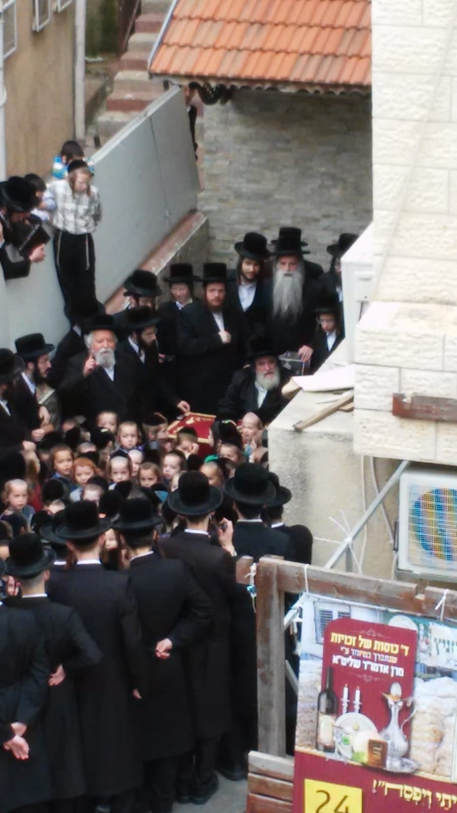 ר' אברהם נח וייסמן ז"ל, בברכת האילנות בחצר בית האדמו"ר מויז'ניץ