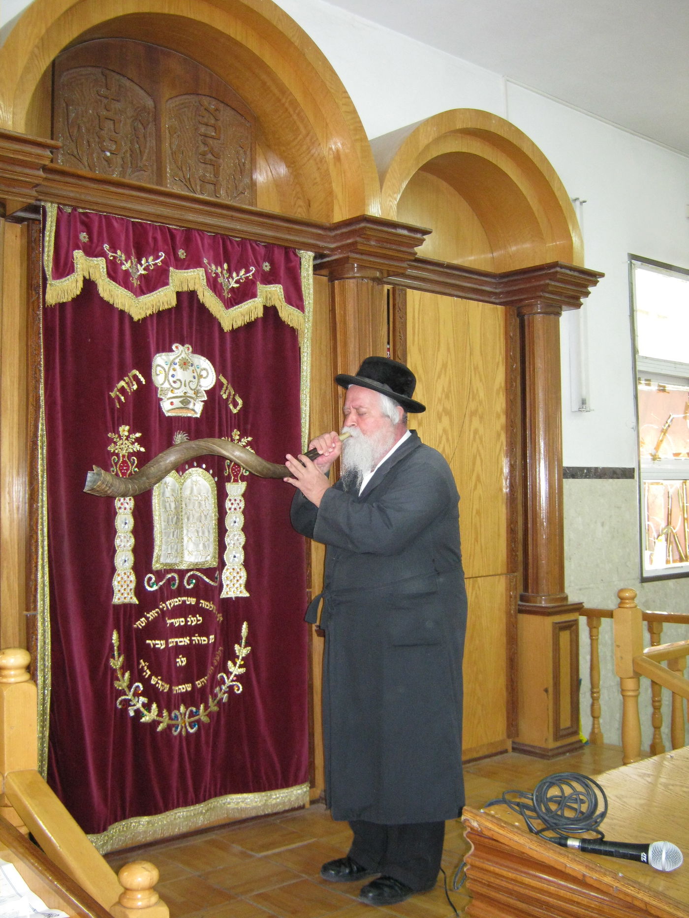 ר' אברהם נח וייסמן ז"ל בתקיעת שופר בחודש אלול לפני תלמידי ת"ת ויזנ'יץ