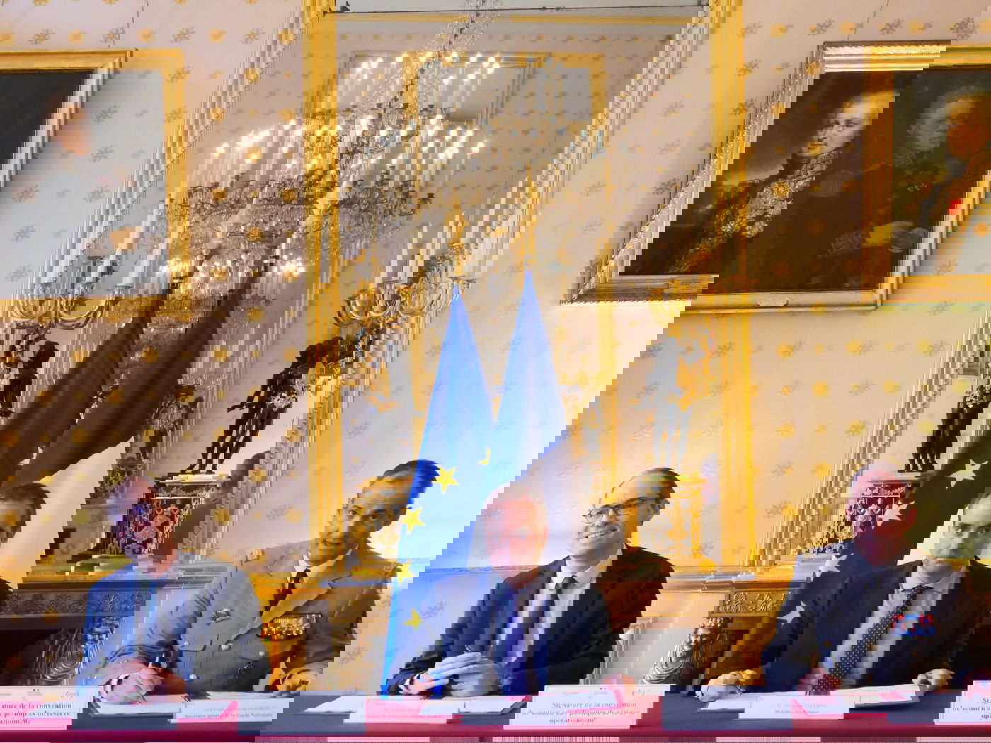 ראש הממשלה החדש סבסטיאן לקורנו (באמצע) 