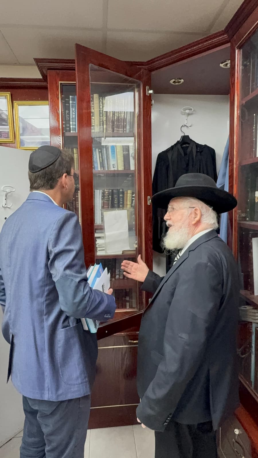 בועז ביסמוט בביקור בכסא רחמים