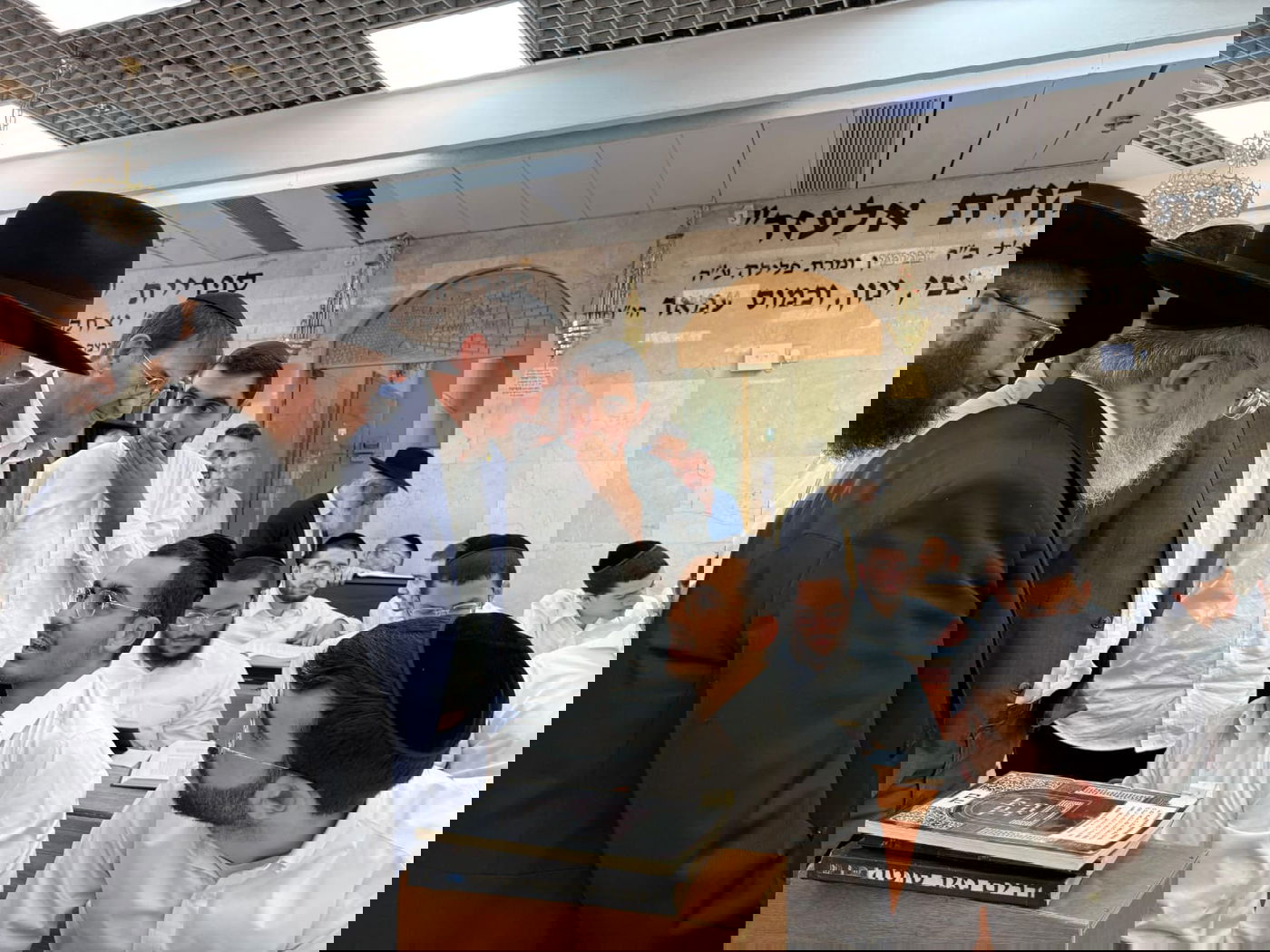 בועז ביסמוט בביקור בכסא רחמים