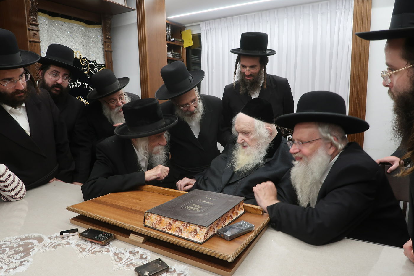 האדמו"ר מסטריקוב בביקור אצל הגר"מ שטרנבוך