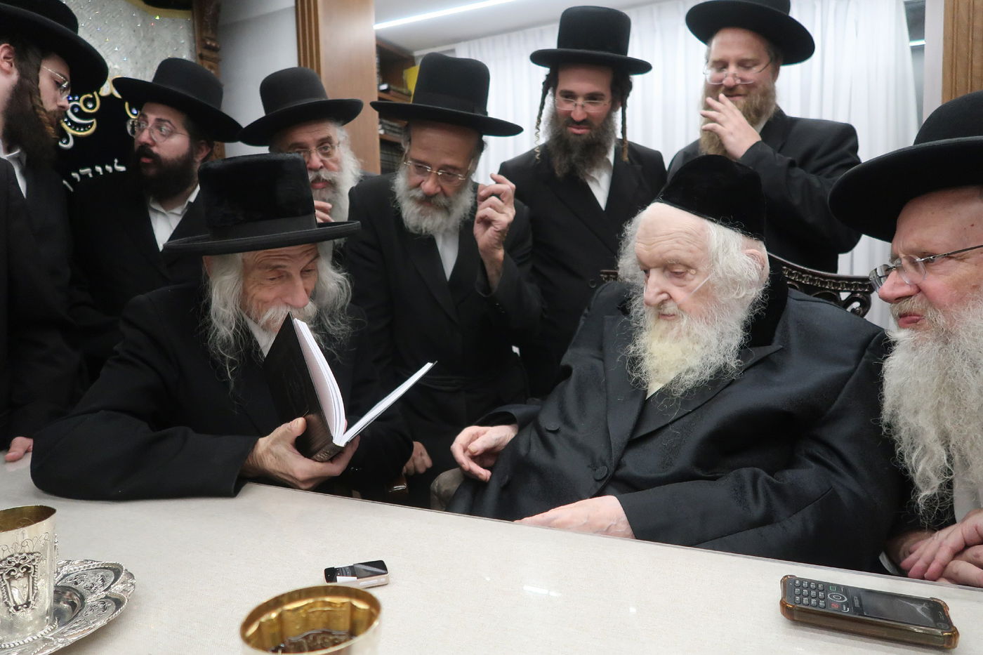 האדמו"ר מסטריקוב בביקור אצל הגר"מ שטרנבוך