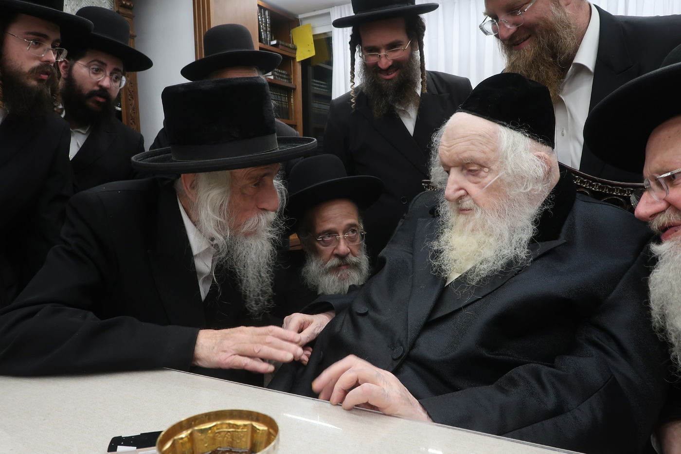 האדמו"ר מסטריקוב בביקור אצל הגר"מ שטרנבוך