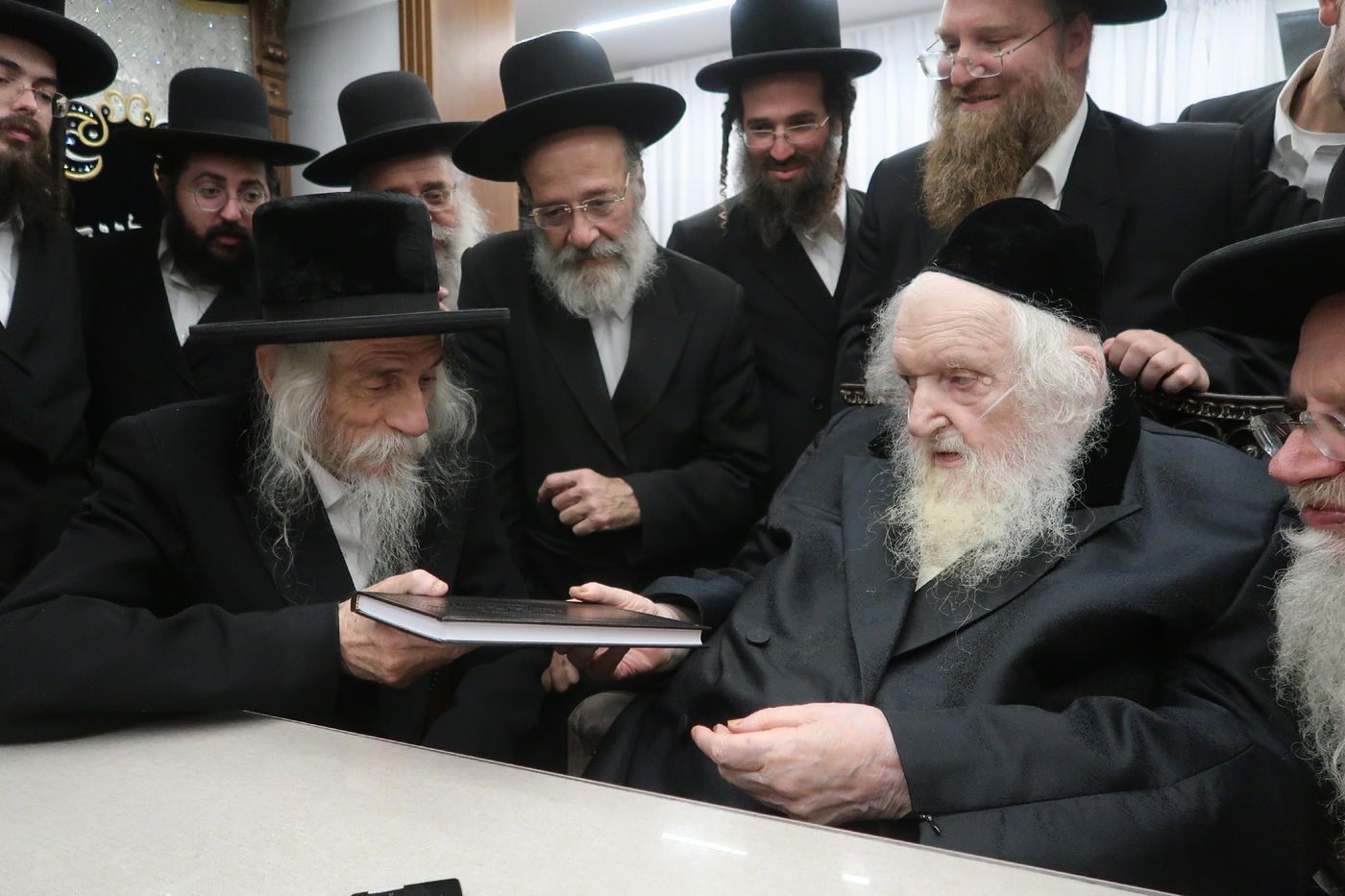 האדמו"ר מסטריקוב בביקור אצל הגר"מ שטרנבוך