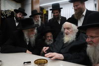 האדמו"ר מסטריקוב בביקור אצל הגר"מ שטרנבוך