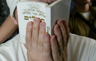 קשה לקריאה: האם סיימה לומר תהלים - ובנה היכה אותה שעות ארוכות