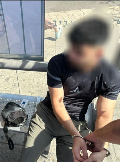 פלסטיני חשוד נתפס עם כיפה ליד תחנת אוטובוס בתל אביב: "אני יהודי"