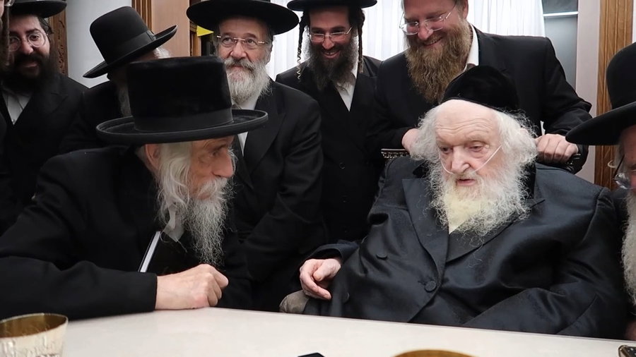 האדמו"ר מסטריקוב בביקור אצל הגר"מ שטרנבוך