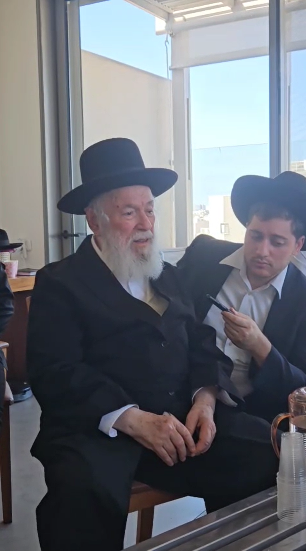 הגר"י זילברשטיין בניחום אבלים אצל הורי הקדוש הרב ישראל מצנר הי"ד