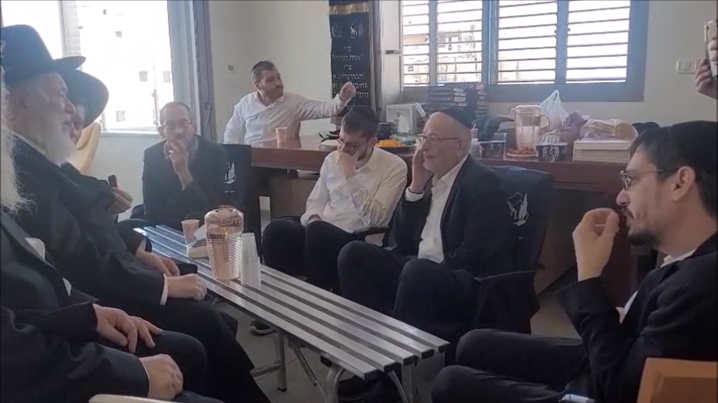 הגר"י זילברשטיין בניחום אבלים אצל הורי הקדוש הרב ישראל מצנר הי"ד