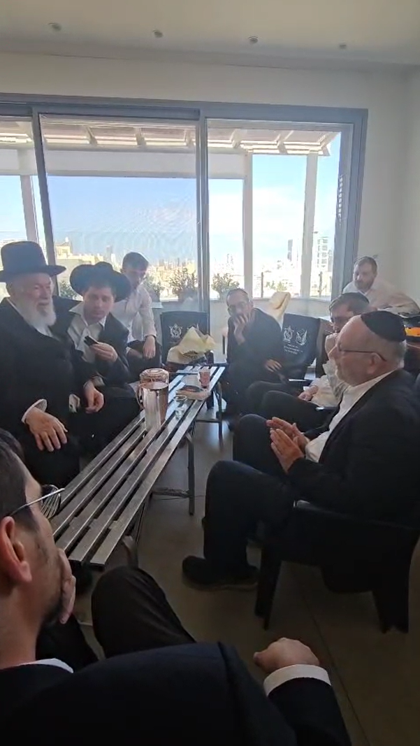 הגר"י זילברשטיין בניחום אבלים אצל הורי הקדוש הרב ישראל מצנר הי"ד