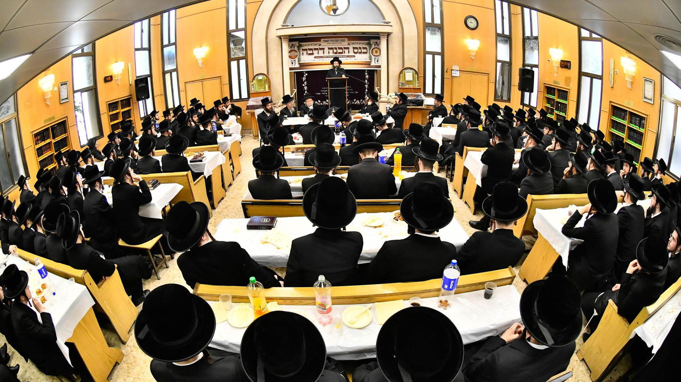 הרה"צ רבי חיים שלום הלברשטאם בביקור בישיבת באבוב בבת ים