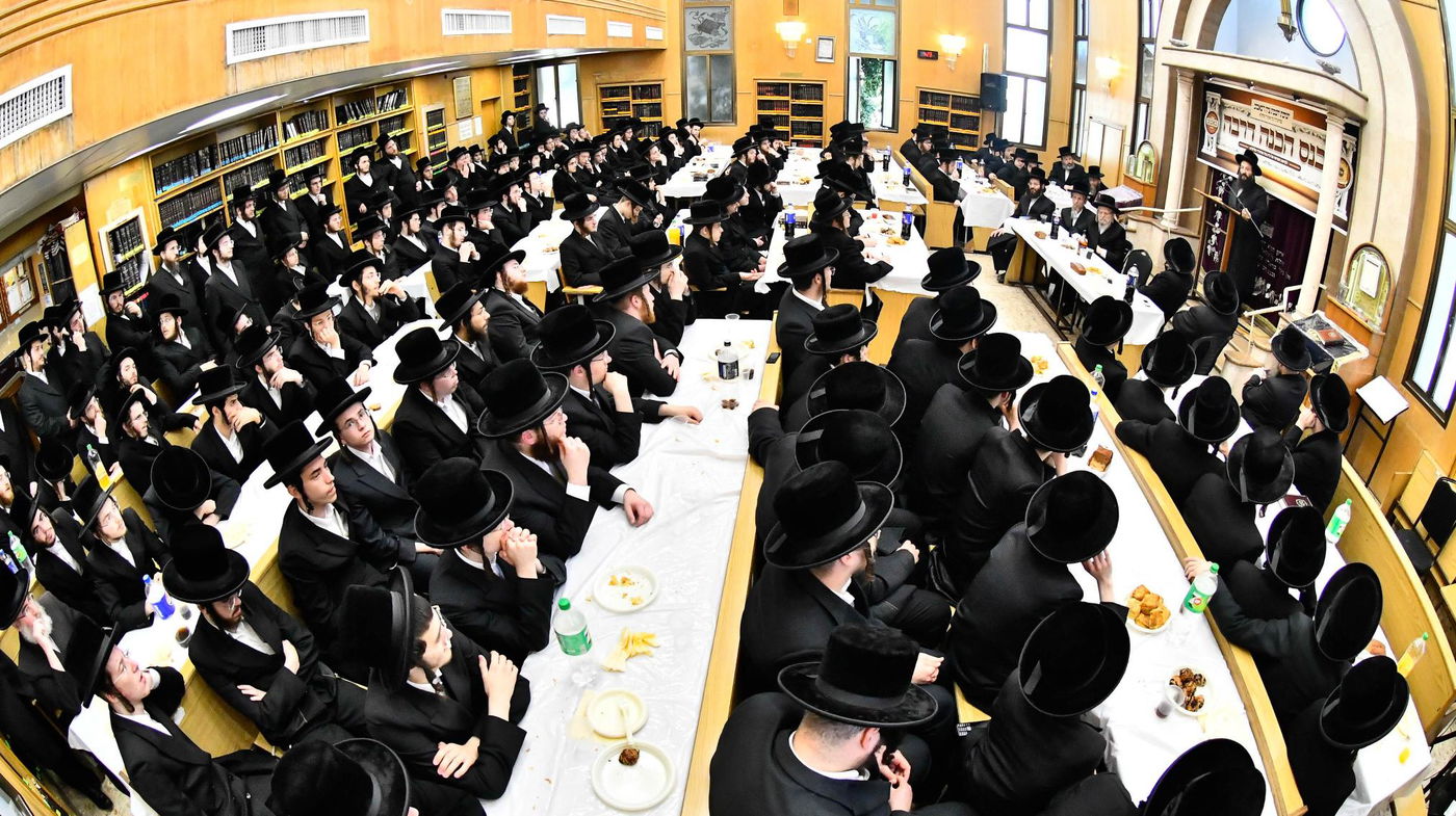 הרה"צ רבי חיים שלום הלברשטאם בביקור בישיבת באבוב בבת ים