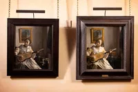 שתי היצירות מוצגות אחת ליד השנייה