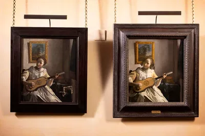 שתי היצירות מוצגות אחת ליד השנייה