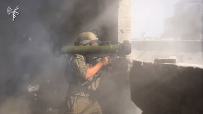 תיעוד דרמטי מתוך עזה: הלוחמים מכוונים מתוך המבנה - ומשגרים אש