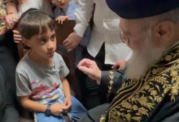 לצפות ולבכות | הראשון לציון מנחם את היתום של הנרצח בפיגוע: "רק התפילות של אבא שלך יעזרו לך"