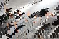 מתקשה ללכת ומחייכת: תיעוד ראשון של אליזבט צ'ורקוב בבית החולים