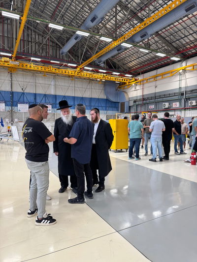 הגרי"ד גרוסמן בשיחה לפני הלוחמים בתעשייה האווירית 