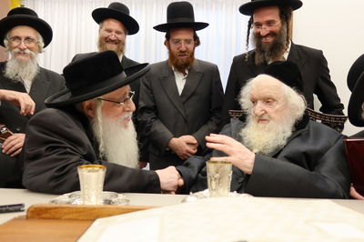 האדמו"ר מצאנז בביקור אצל הגר"מ שטרנבוך