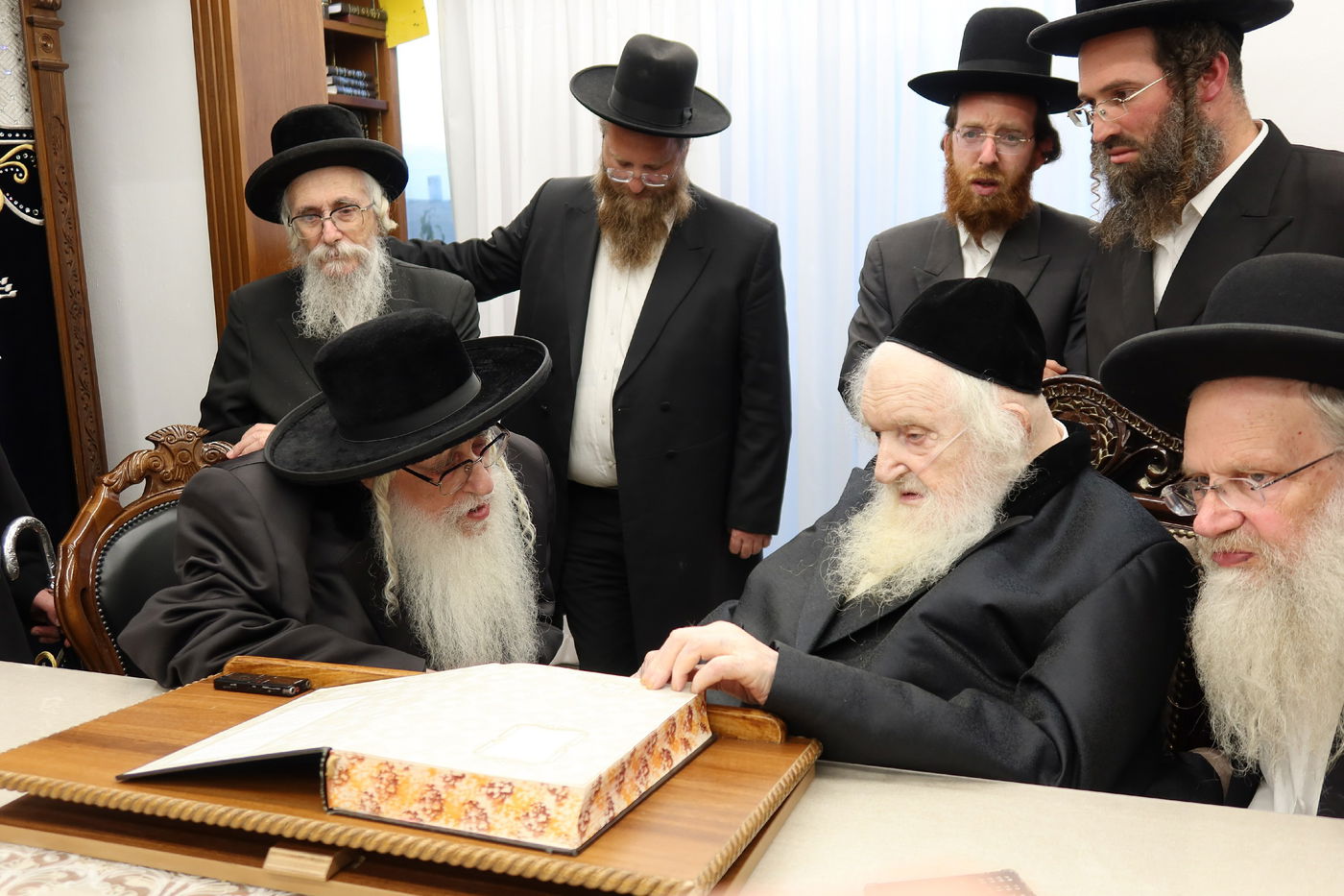 האדמו"ר מצאנז בביקור אצל הגר"מ שטרנבוך