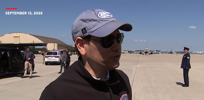 רוביו לפני עלייתו למטוס לישראל