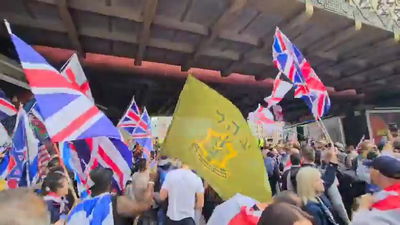 מול הפגנת שמאל קיצוני: מפגיני ימין הניפו דגלי ישראל וצה"ל בלונדון | צפו בתיעוד 