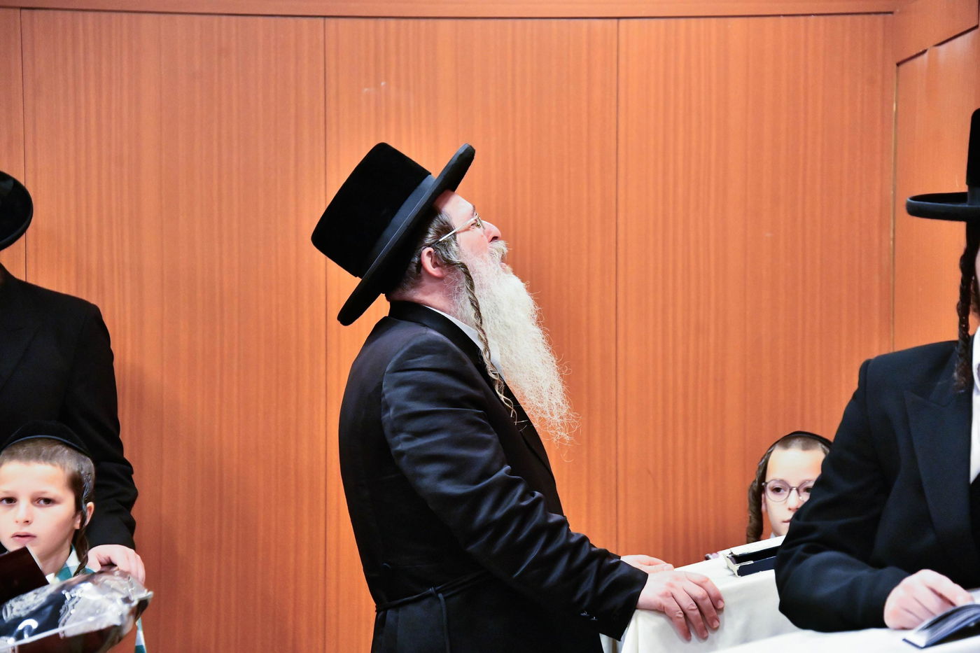 הרה"צ רבי אהרן דוד רוזנבוים באמירת הסליחות