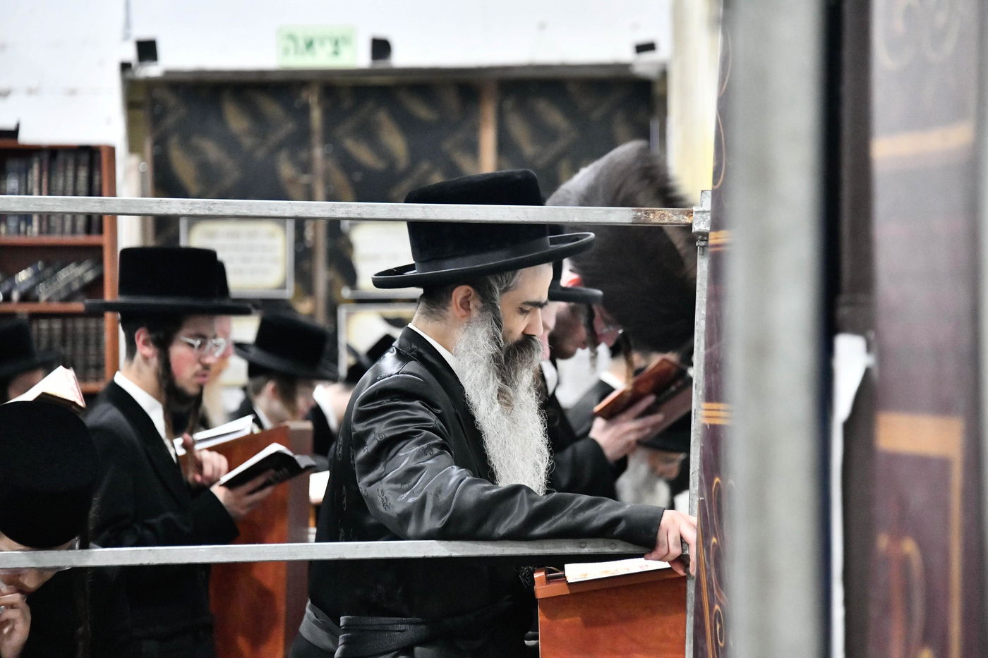 הרה"צ רבי בעריל רוקח באמירת סליחות ראשונות