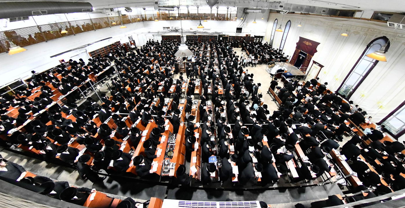 סליחות ראשונות בחצה"ק מכנובקא בעלזא