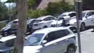 תיעוד: כך נקם בעל הקלנועית ברכב שחסם את דרכו בחנייה | צפו