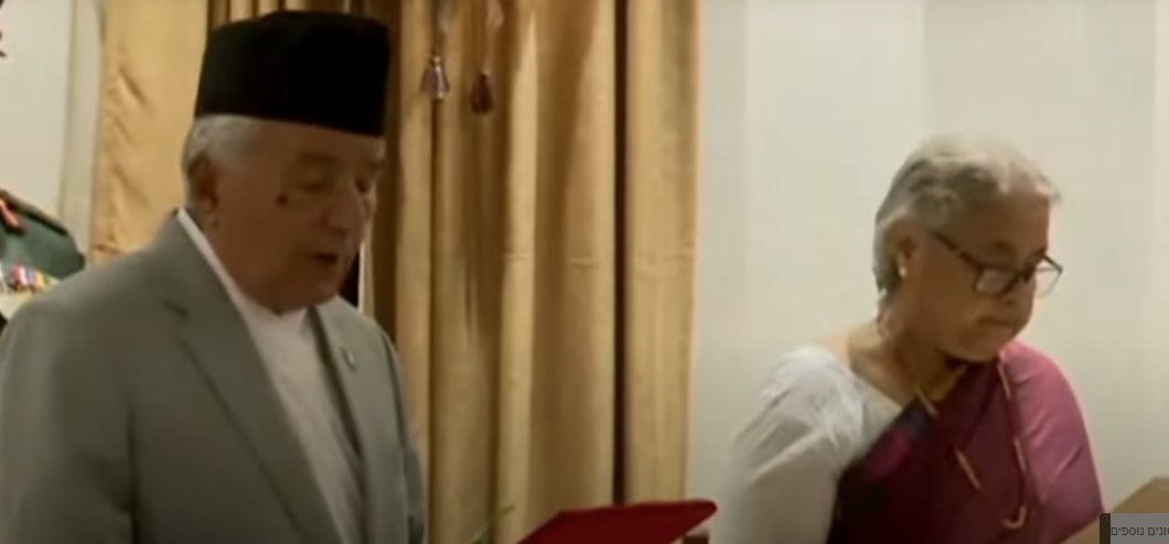  מימין - סושילה קרקי, ראשת הממשלה הזמנית