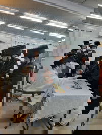 האדמו"ר מקאליש בחלוקת צנצנות דבש לאחר סליחות