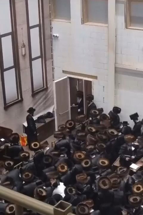 האדמו"ר מפשעווארסק מופיע לאמירת הסליחות