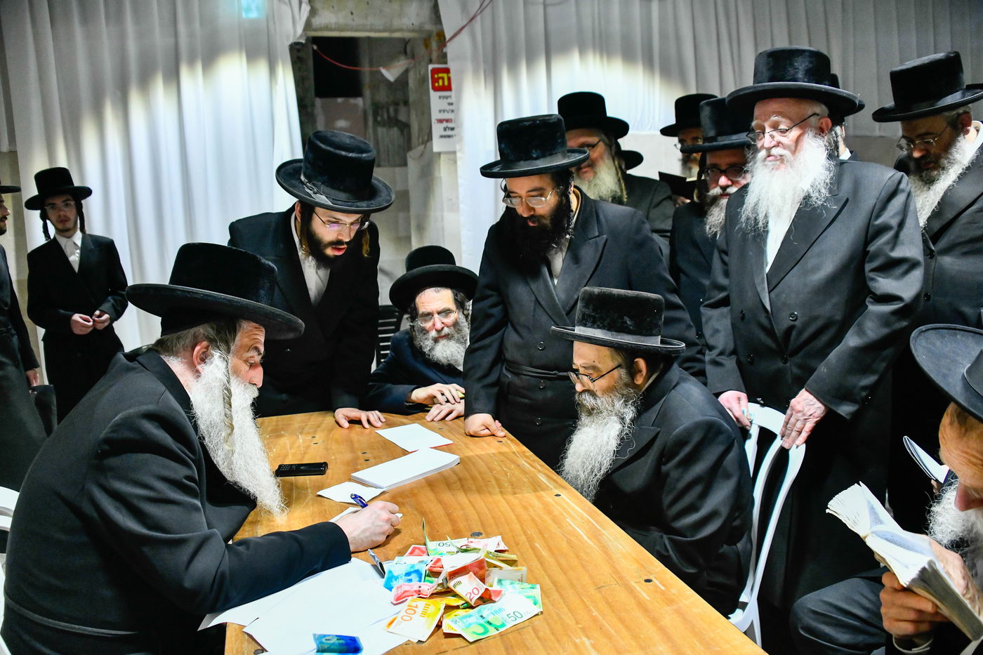 האדמו"ר מויז'ניץ בקבלת קהל לפני הימים הנוראים