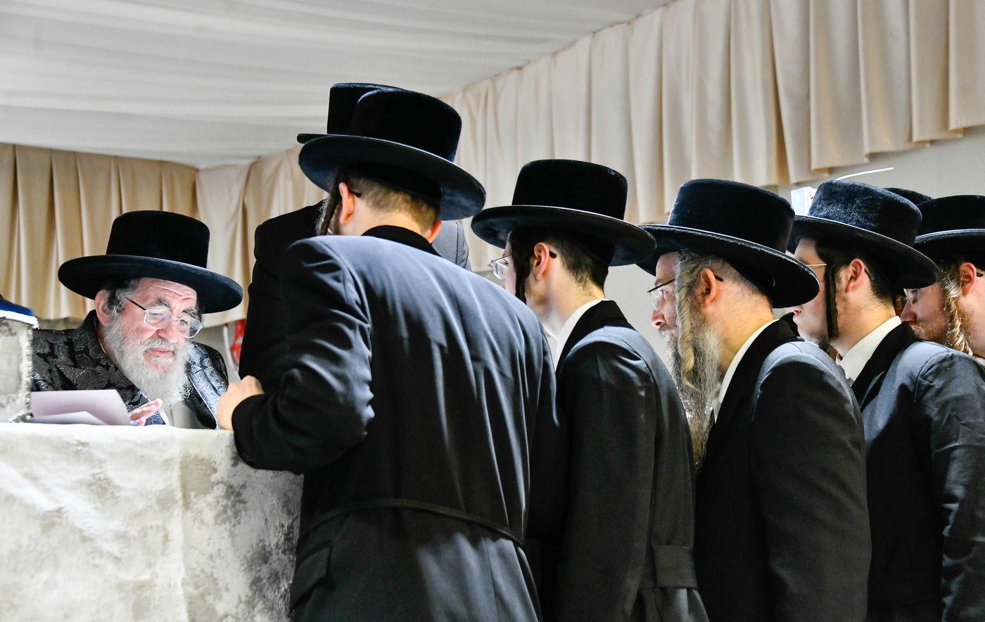 האדמו"ר מויז'ניץ בקבלת קהל לפני הימים הנוראים