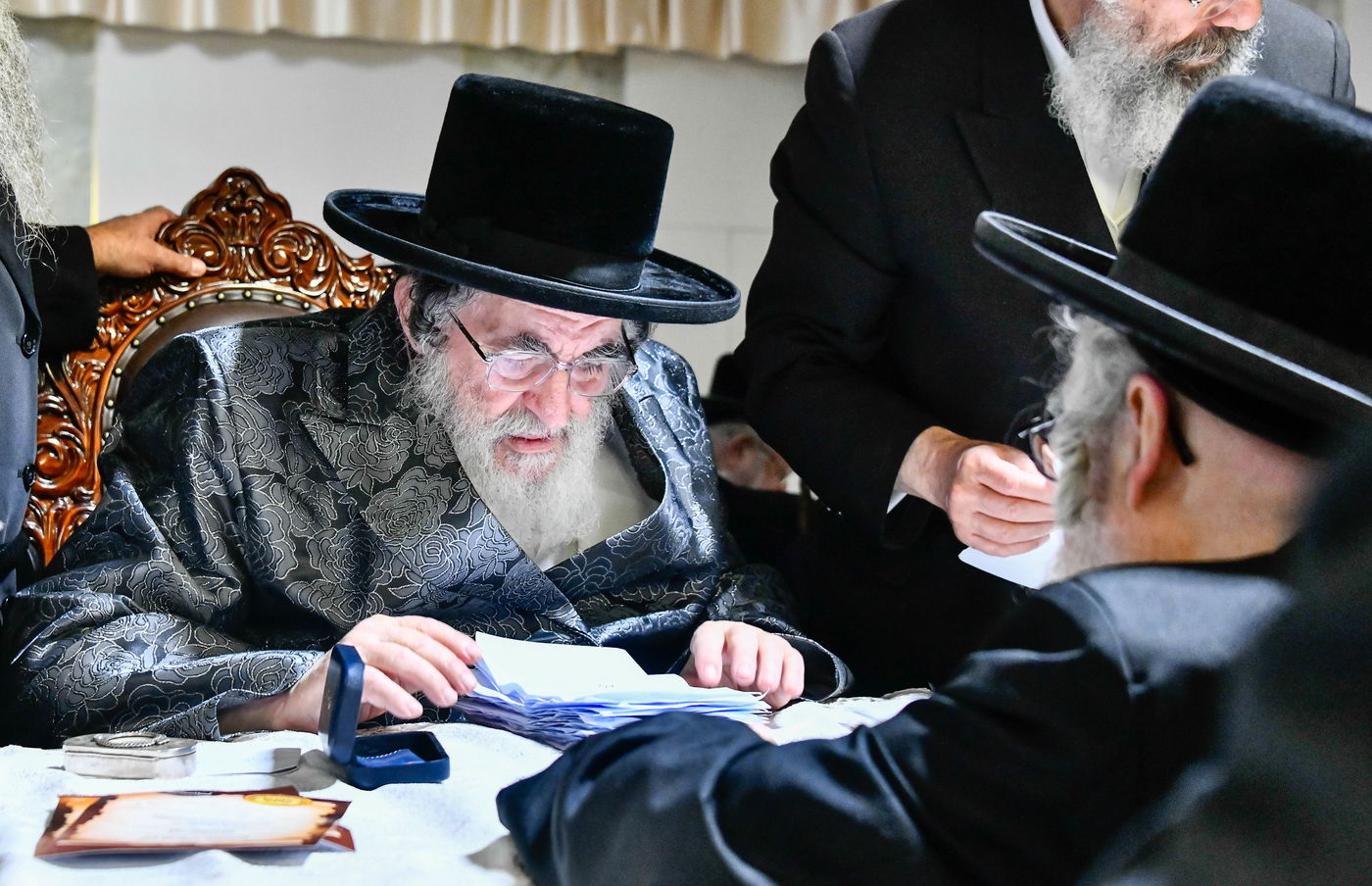 האדמו"ר מויז'ניץ בקבלת קהל לפני הימים הנוראים