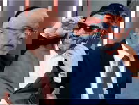 הרב בניזרי במתקפה חריפה על רב הסלבס: "השתגעת? טובל ושרץ בידו"