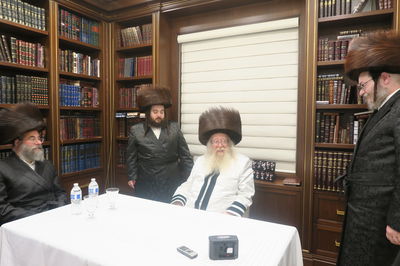 האדמו"ר מניקלשבורג מוצאי שב"ק בווילאמסבורג