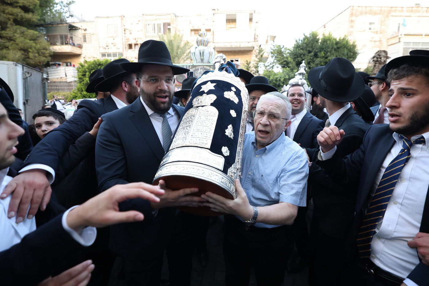 הכנסת ספר תורה לישיבת הקיבוץ