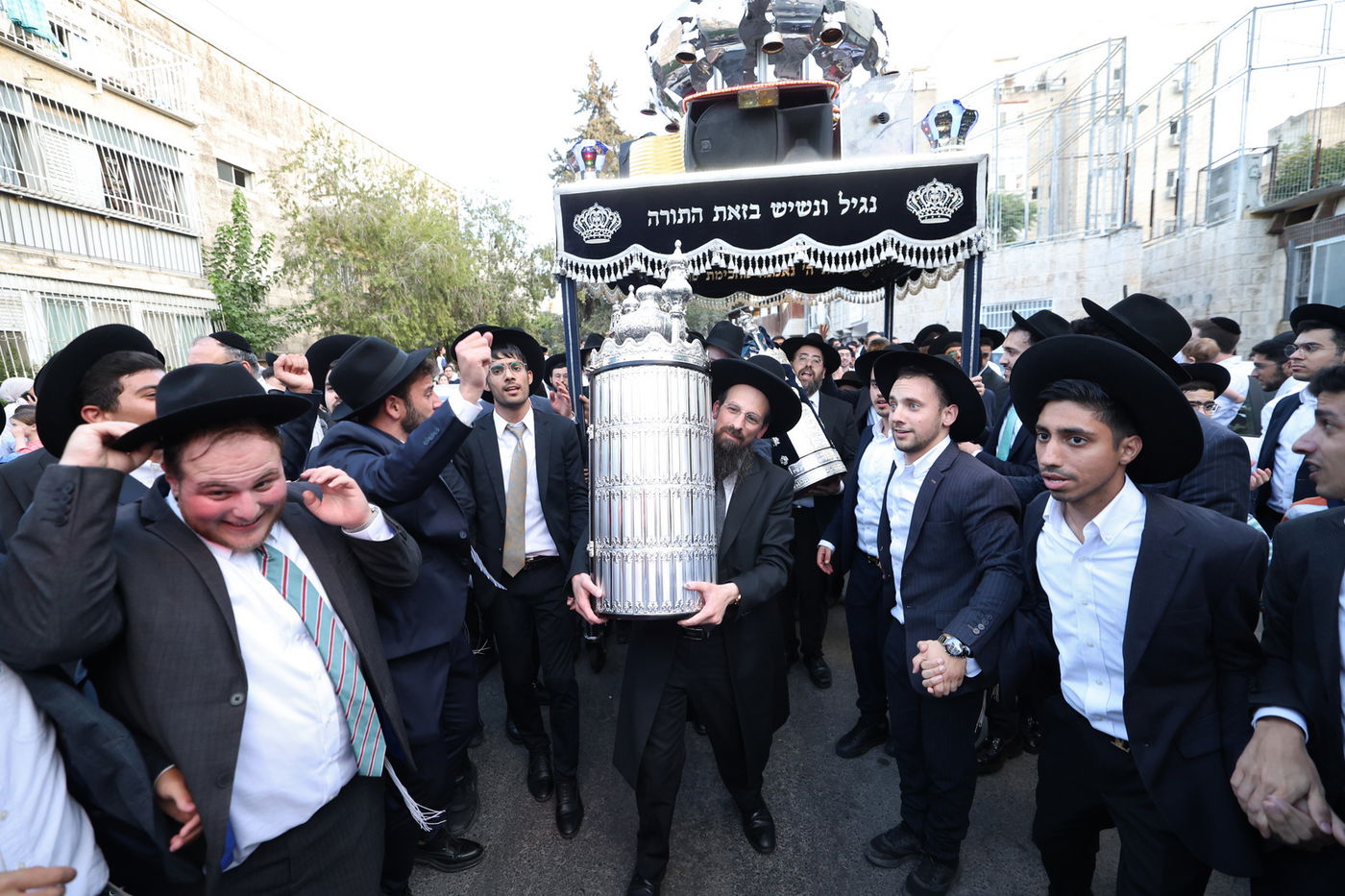 הכנסת ספר תורה לישיבת הקיבוץ