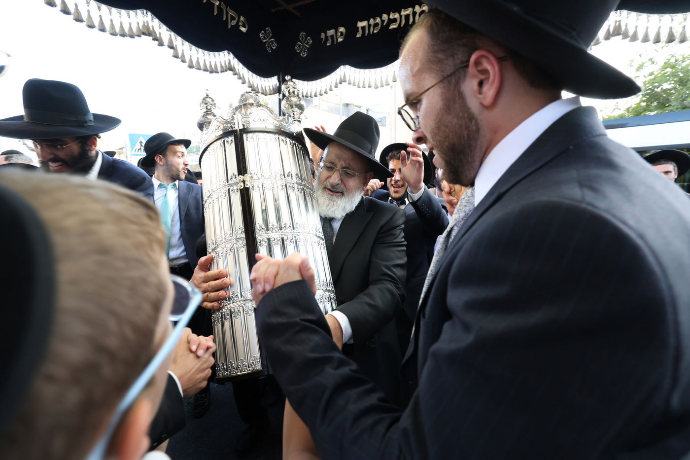 הכנסת ספר תורה לישיבת הקיבוץ