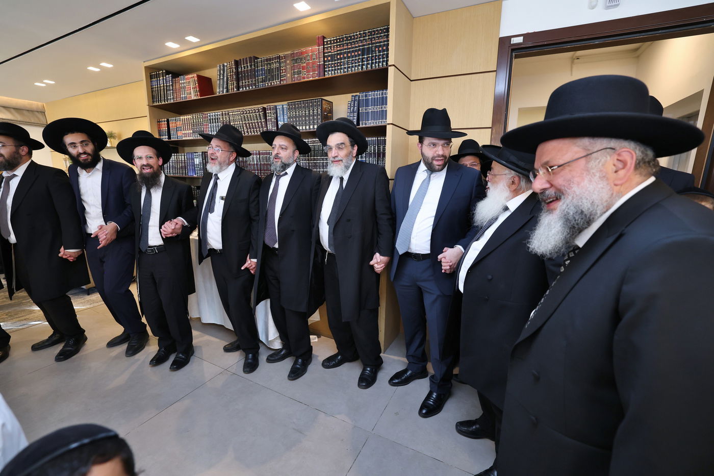 הכנסת ספר תורה לישיבת הקיבוץ