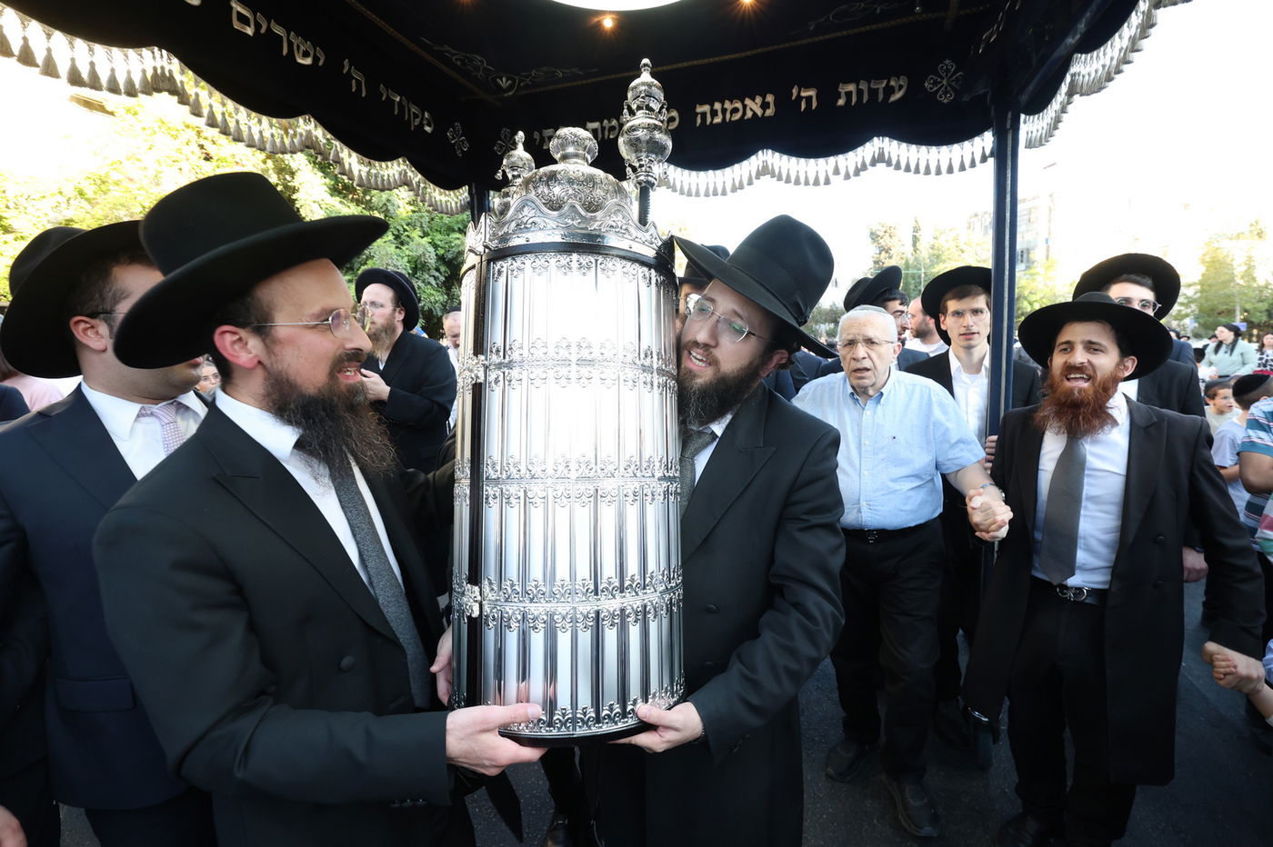 הכנסת ספר תורה לישיבת הקיבוץ