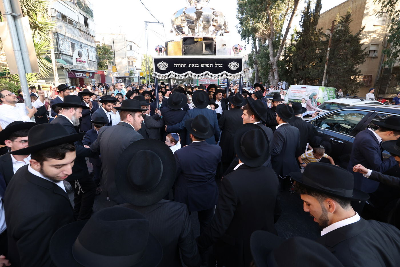 הכנסת ספר תורה לישיבת הקיבוץ