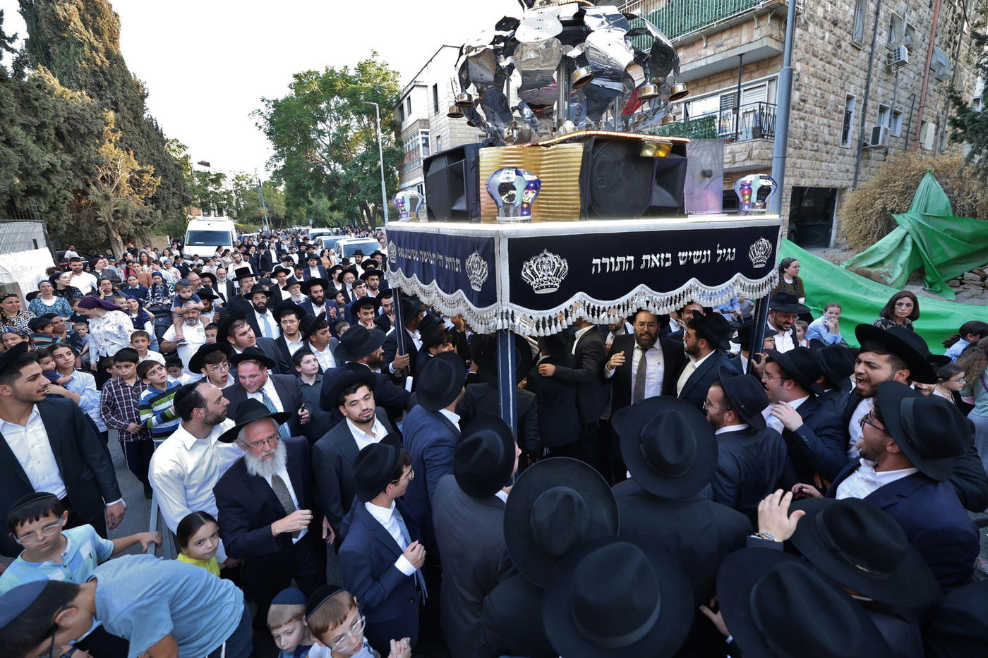 הכנסת ספר תורה לישיבת הקיבוץ